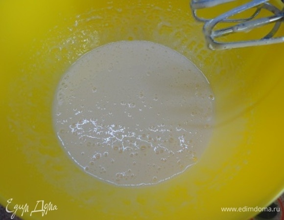 Яйца с сахаром взбейте до кремообразного состояния.