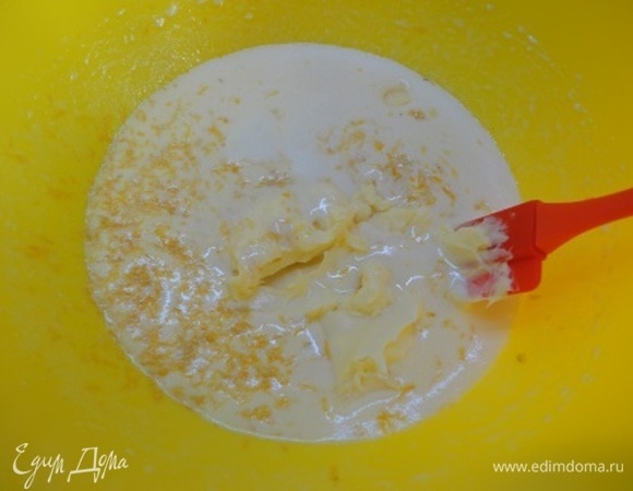 Добавьте мягкое масло и перемешайте.