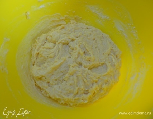 Добавьте муку, смешанную с разрыхлителем, и замесите тесто. Оно получается довольно жидким. Поэтому поместите его в холодильник на 2–3 часа или в морозильную камеру на 30–40 минут.