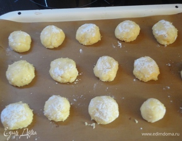 Отщипните от теста кусочек величиной с грецкий орех, скатайте в шарик и обваляйте в сахарной пудре. Выложите печенье на лист для выпечки, выкладывайте на достаточном расстоянии друг от друга. Выпекайте в духовке при температуре 180°C в течение 15 минут.