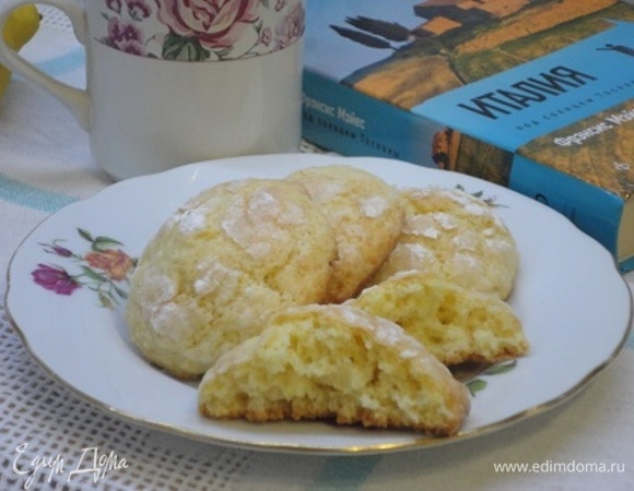 Печенье получается с тоненькой корочкой и мягкое внутри.