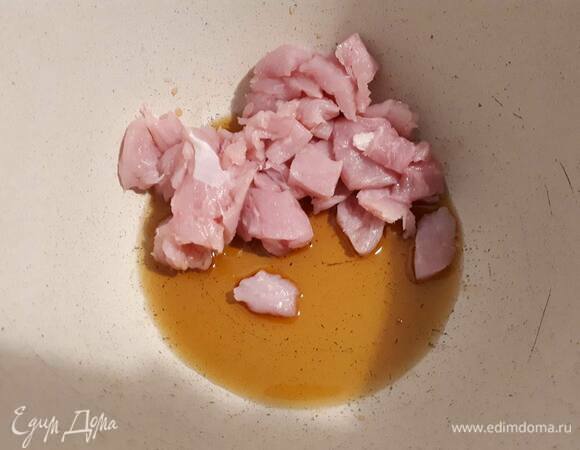 Нарежьте куриные грудки на кусочки и обжарьте в кунжутном масле со всех сторон. Затем выньте курицу из кастрюли и отложите на потом.