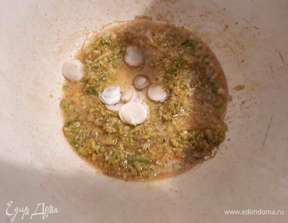 На том же масле обжарьте пасту карри в течение 1–2 минут.