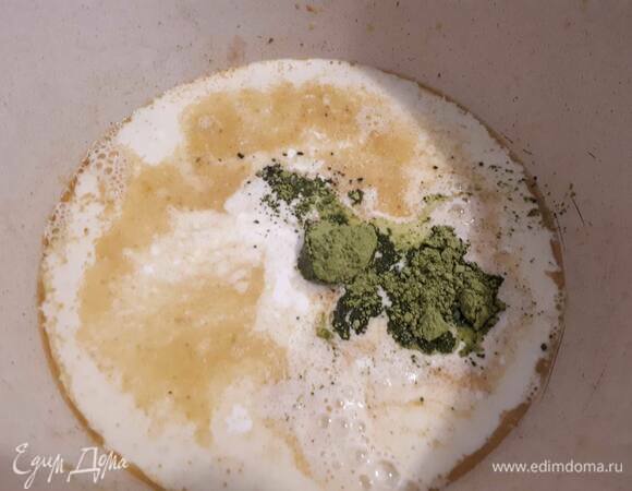 Влейте бульон (можно кубик) и кокосовое молоко. Добавьте чайную ложку матчи с горкой и размешайте, взбивая венчиком. Доведите до кипения на среднем огне.