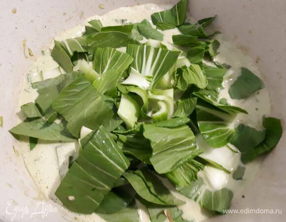 Добавьте капусту, курицу и грибы. Доведите до кипения и проварите 5 минут.