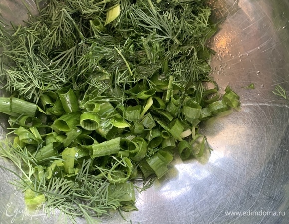 Зелень промыть и просушить. Нарезать, посолить и полить растительным маслом, слегка потолочь.