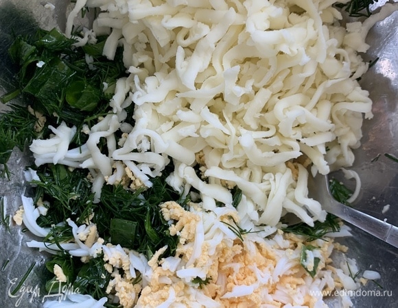 Яйца сварить и натереть вместе с сыром. Добавляем к зелени — это наша начинка.