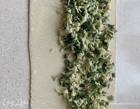 Тесто раскатать, выложить начинку, свернуть в рулет и смазать желтком.