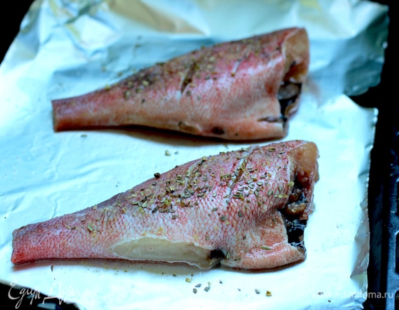 Окуня разморозьте в холодильнике, промойте, обрежьте плавники, удалите чешую, сделайте небольшие поперечные надрезы и обсушите. Натрите рыбу смесью соли и перца.