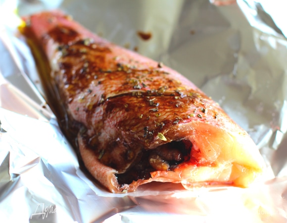 Смешайте оливковое масло и бальзамический уксус. Смажьте получившейся смесью окуня.