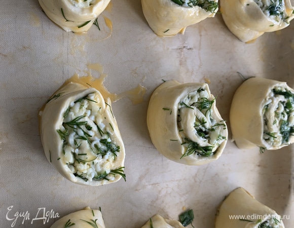 Нарезаем рулет и отправляем в духовку при 180°C на 15–20 минут. Проверяем на готовность. Приятного аппетита!