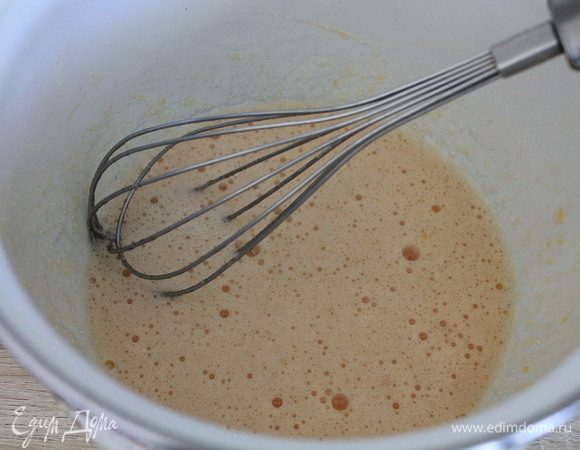 Взбиваем яйца и 4 ст. л. сахара. Остальной сахар идет в начинку.