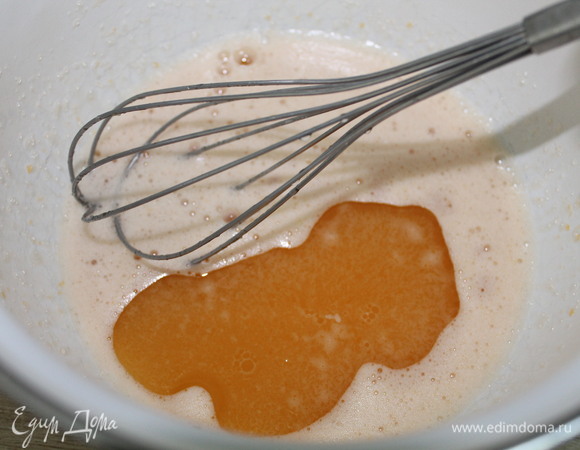 Вливаем 2 ст. л. растительного масла и перемешиваем. Остальное масло используем для жарки пирожков.