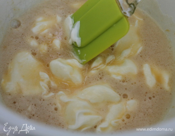 Кладем сметану и перемешиваем.