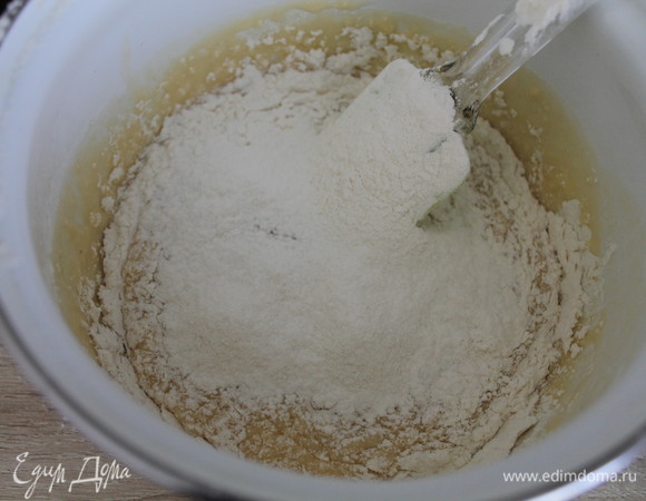 Сначала просеиваем 2 стакана муки, постепенно перемешиваем. Затем вводим оставшуюся муку. Замешиваем эластичное тесто.