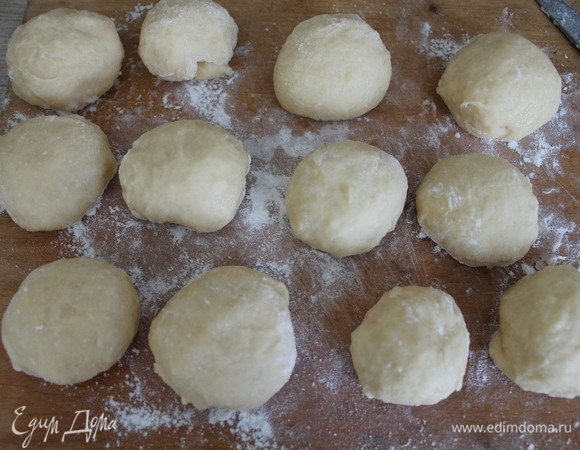 Тесто разделяем примерно на 12 равных частей. Формируем маленькие шарики.
