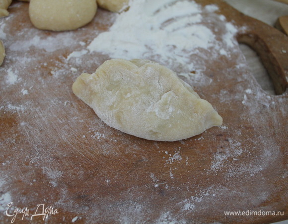 Формируем пирожки.