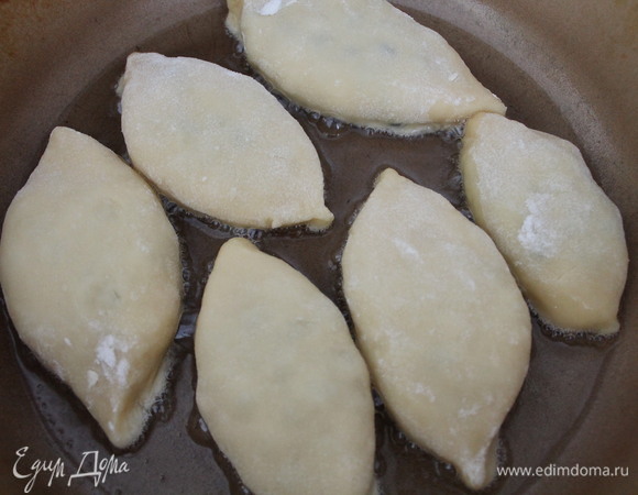 Разогреваем сковороду с растительным маслом. Выкладываем пирожки. Жарим до румяной корочки с обеих сторон.