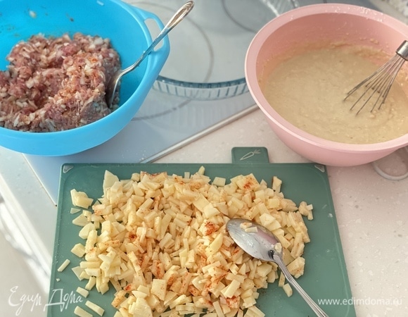 Подготовим начинку. Фарш смешать со специями и мелко нарезанным луком (лук по желанию можно предварительно обжарить). Картофель нарезать мелкой соломкой и тоже смешать со специями.