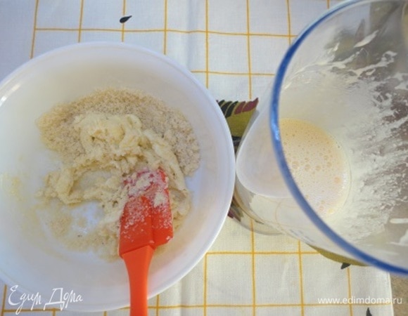 Перемалываем миндаль в муку максимально мелко и соединяем с мягким сливочным маслом. Яйцо взбиваем с сахаром в светлую пышную массу.