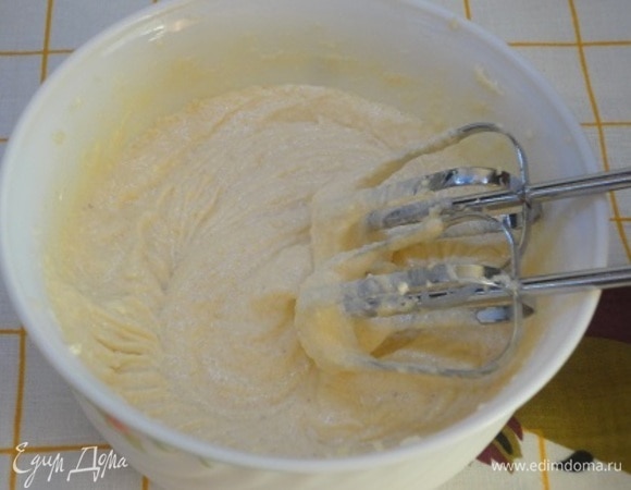 Для аромата добавим ароматизатор «Ром» и взбиваем. Продолжая взбивать, постепенно добавляем яично-сахарную смесь в смесь из масла и миндаля. Крем не должен быть жидким, чтобы не вытекал из круассанов.