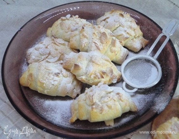 Остывшие круассаны посыпаем сахарной пудрой.