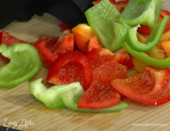 Сладкий перец, удалив плодоножки с семенами, нарезать кусочками.