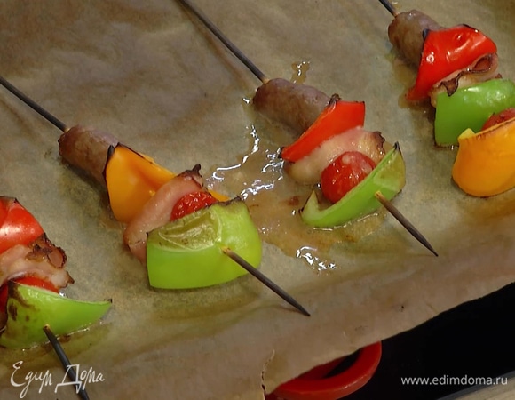 Уложить шпажки на противень и запекать под разогретым грилем 7–10 минут.