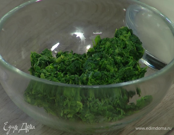 Шпинат опустить на несколько минут в кипящую воду, затем откинуть на дуршлаг и измельчить в блендере.