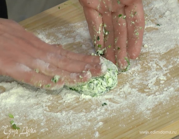 Присыпать рабочую поверхность оставшейся мукой, сформировать из теста небольшие сырники и обвалять в муке.