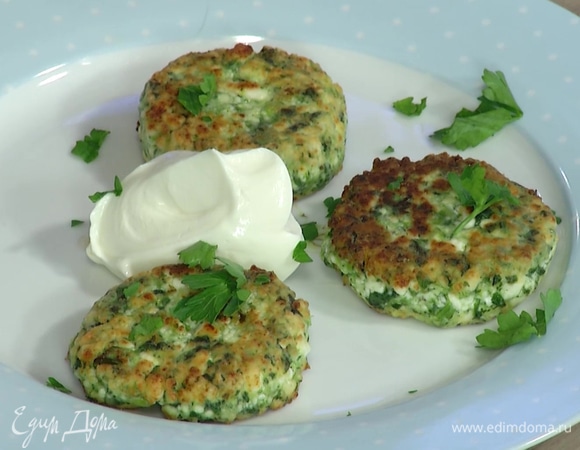 Готовые сырники подавать со сметаной, украсив листьями петрушки.