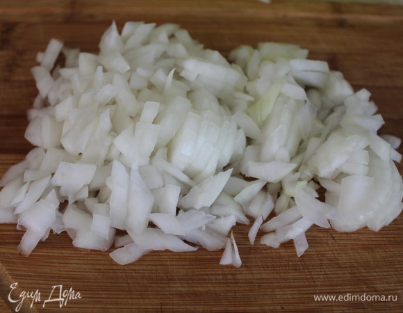 Лук нарезаем кубиком.