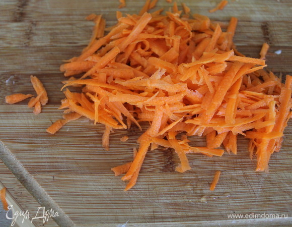 Морковь натираем на крупной терке.