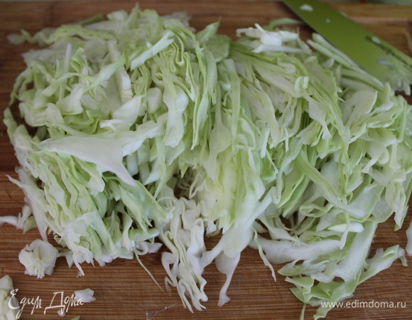 Шинкуем капусту.