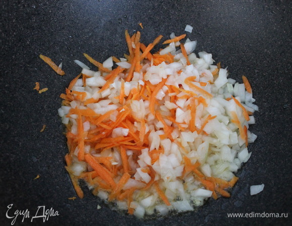 Лук и морковь обжариваем в разогретом воке с растительным маслом.