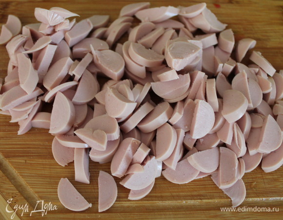 Нарезаем сосиски.