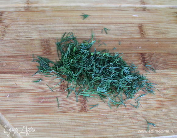 Нарезаем укроп.