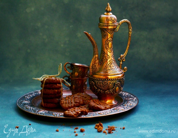 Запекать около 12 минут при 170°C до золотистых краев. Готовое печенье полностью остудить на противне, только потом снимать, иначе оно может крошиться.