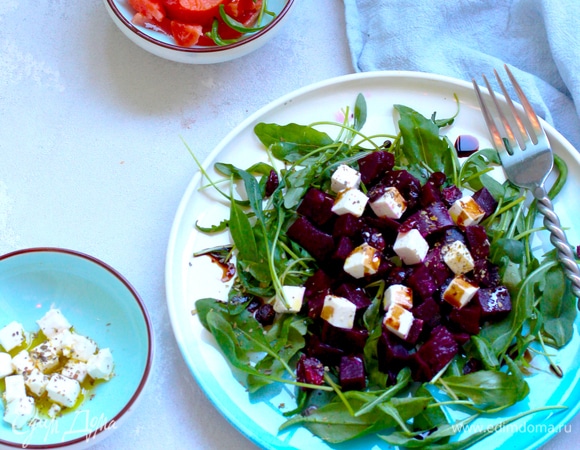 Выложить все на листовую зелень, посыпать клюквой, сушеной мятой и солью. Полить маслом и бальзамическим уксусом. Или залить кубики феты оливковым маслом с мятой на полчаса и потом добавить к свекле.