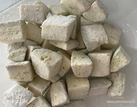 Сложить в миску, добавить крахмал и хорошо перемешать. Чтобы каждый кусочек был полностью покрыт.