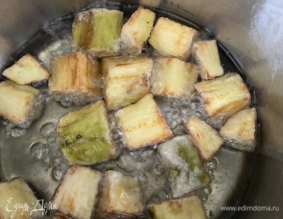 В сотейнике с толстым дном разогреть растительное масло для фритюра. Огонь средний! Обжарить баклажаны до золотистой корочки, переворачивая периодически. Достать, выложить на бумажные полотенца, чтобы впитался лишний жир.
