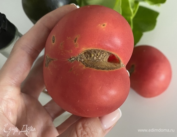 Помидоры для салата нужны розовые.