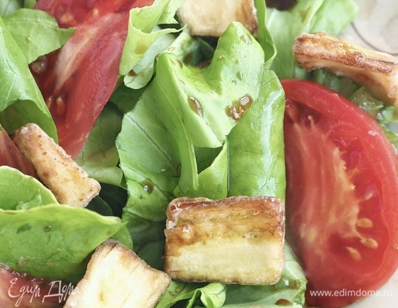 Приготовьте заправку. Чеснок выдавить через пресс. Смешать все ингредиенты. Собираем салат сразу в тарелках. Листья промыть, высушить, крупно нарезать или порвать руками. Выложить на тарелки. Помидор нарезать дольками. Выложить баклажаны и помидоры поверх листьев салата, полить заправкой и сразу подавать! Баклажаны хрустящие, пока теплые, через 30–40 минут уже становятся мягкими, поэтому здесь заранее приготовить не получится. Приятного аппетита!