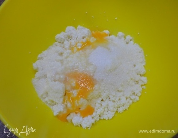 Творог смешать с сахаром, солью, яйцами и пробить блендером в однородную массу. Добавить смесь для сырников (в ингредиентах такой опции нет, поэтому я выбрала там смесь для оладий) и перемешать.