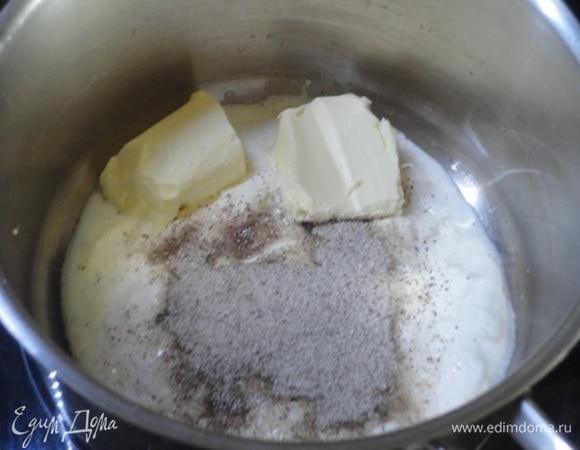 Для соуса смешиваем все ингредиенты (я использовала ванильный сахар с натуральной ванилью), доводим до кипения при постоянном помешивании и убираем с огня. Нам надо только, чтобы растаяло масло и растворился сахар.