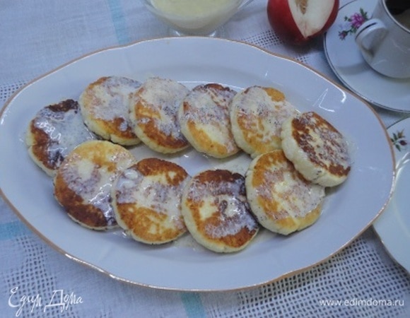 Теплым соусом поливаем сырники.