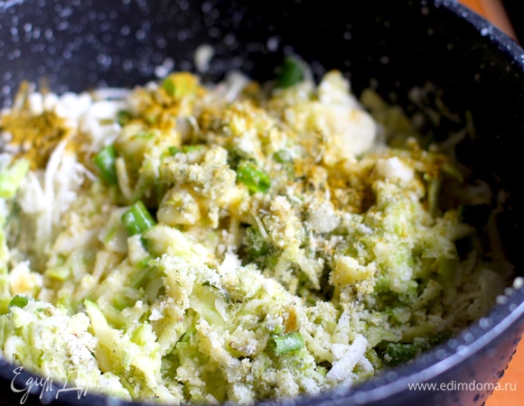 В натертые и отжатые кабачки разбиваем яйца, солим по вкусу, натираем сыр и выдавливаем чеснок. Чтобы загустить массу, насыпаем кокосовую муку и смолотые тыквенные ярко-зеленые семечки. Приправляем куркумой, перцем, прованскими травами или любимой приправой по вкусу. Лучше добавлять приправы с выраженным вкусом и остринкой, остальные ингредиенты практически пресные. Сыр берем из наличия, у меня 80 г моцареллы и 20 г пармезана.