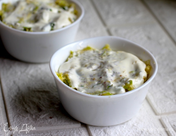 Мелко нарезаем зелень. Перемешиваем и выкладываем в форму, смазанную маслом. Разравниваем.