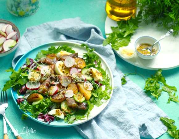 Соединяем ингредиенты для заправки, поливаем салат сверху и украшаем микрозеленью.