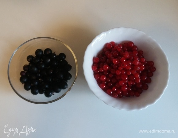 Ягоды смородины отделить от веточек.